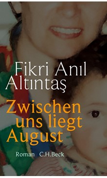 Cover: Zwischen uns liegt AugustCover: Fikri Anil Altintas, Zwischen uns liegt August